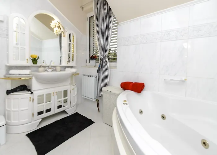 Villa Piano - Four Bedroom With Terrace And Swimming Pool *