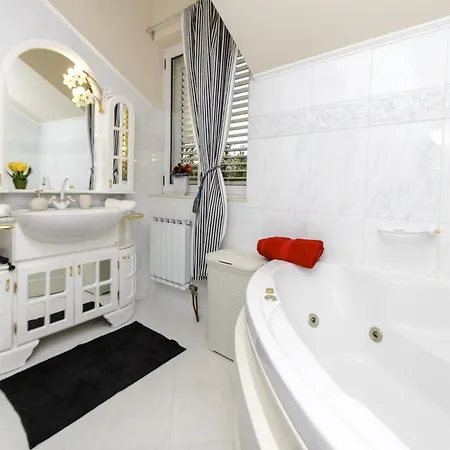 Вилла Piano - Four Bedroom With Terrace And Swimming Pool *